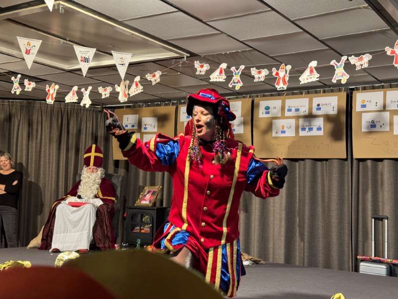 Sinterklaas en een dansende piet