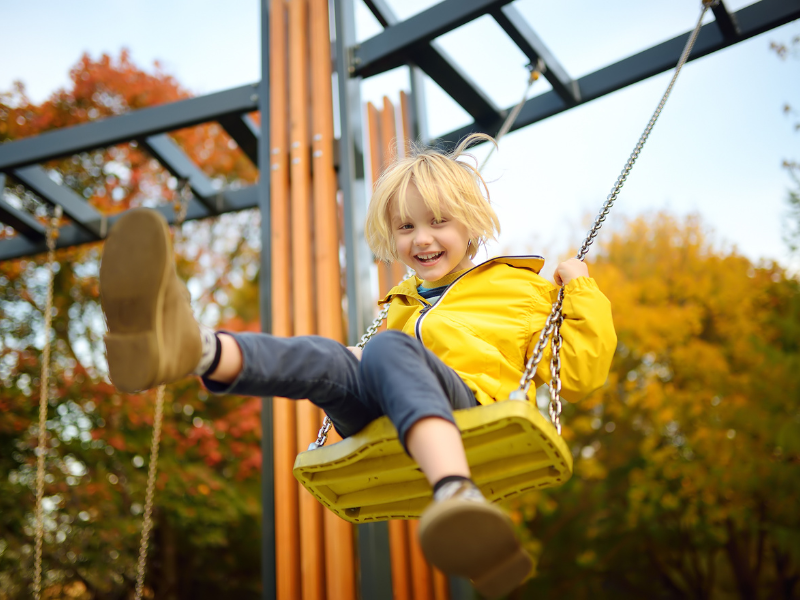 kind op de schommel aan het schommelen