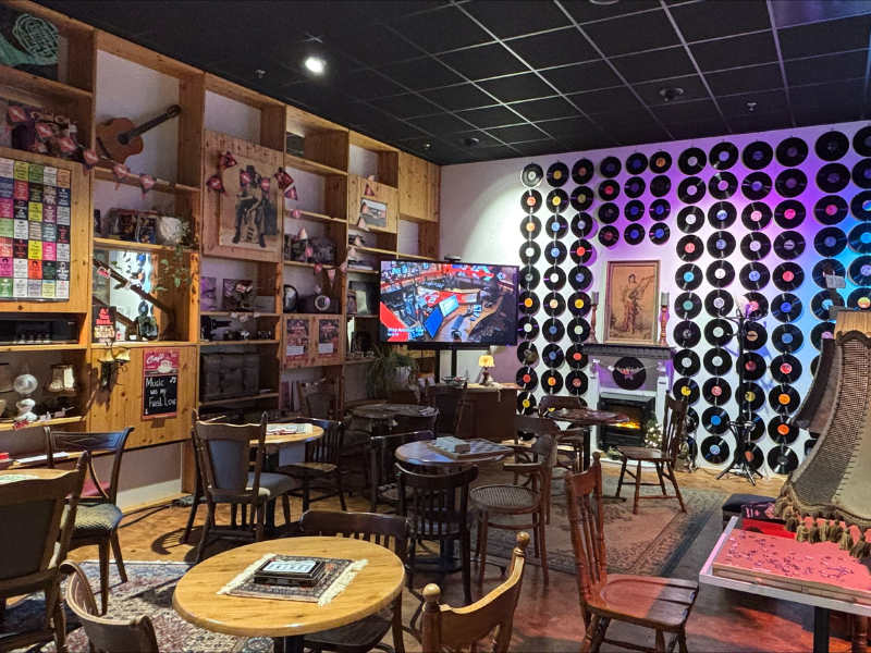 De top2000 huiskamer in De Meerpaal in Dronten