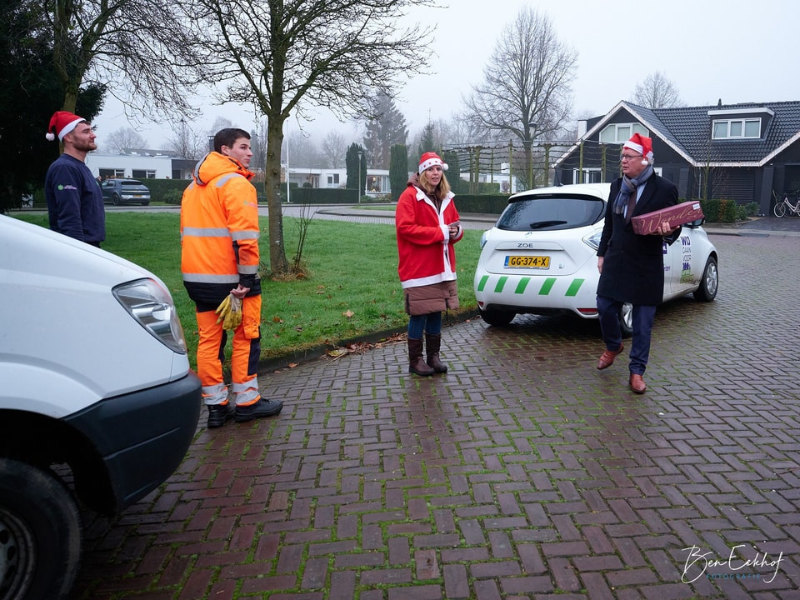 Burgemeester Jean Paul Gebben op pad tijdens de kerstbomenactie