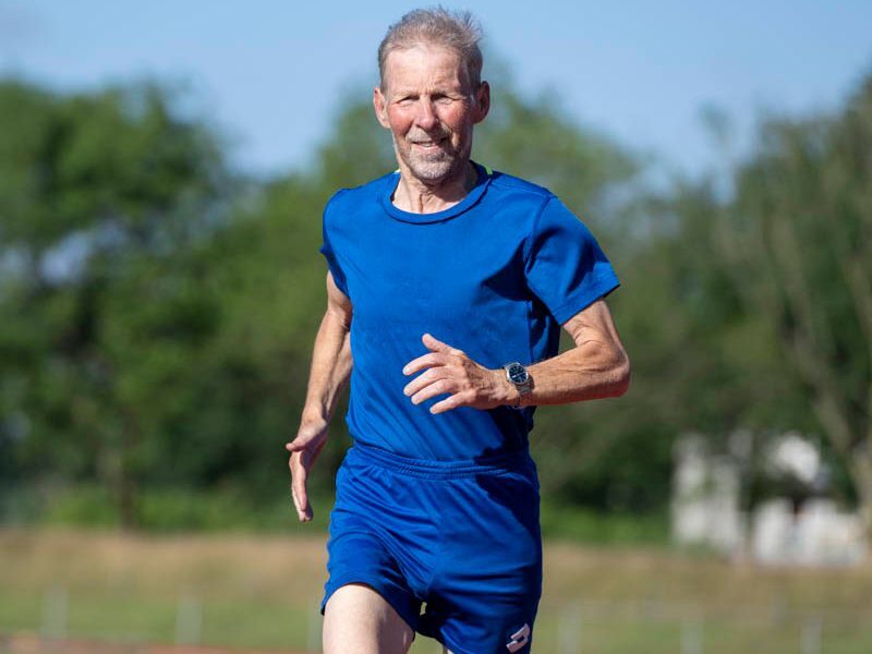 Atleet van 75 doet in Dronten aanval op wereldrecord