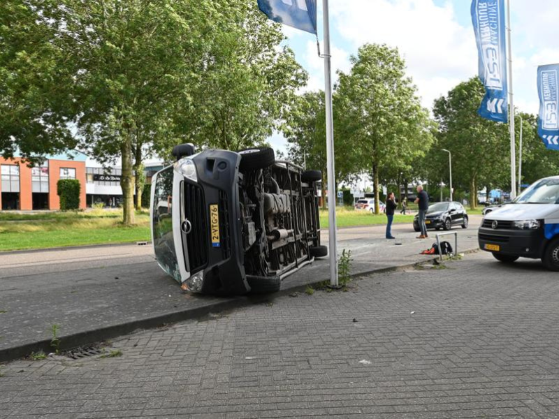Bestelbus eindigt op z’n kant na botsing in Dronten