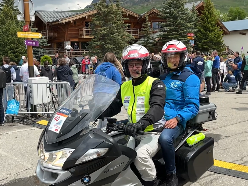 Marco van Gelder als media-motard tijdens de Alpe d'Huzes