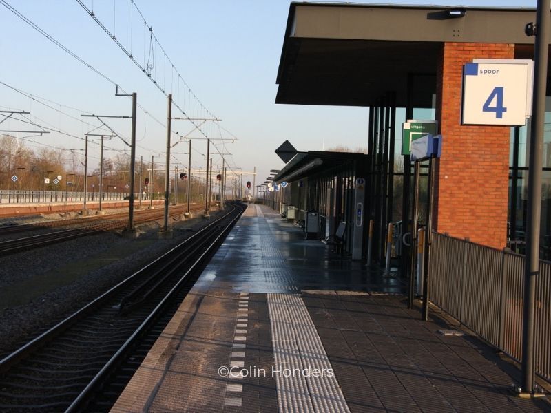 Leeg perron op het station in Dronten