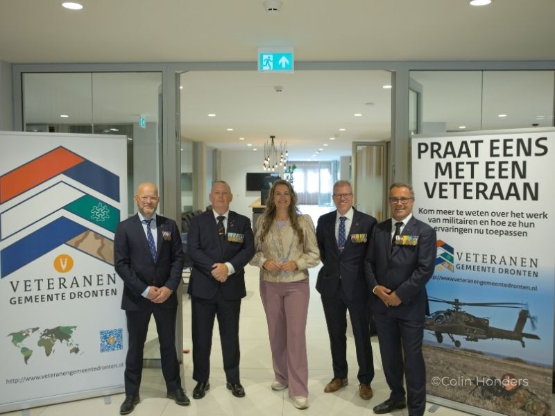 Bestuur van de stichting Veteranen gemeente Dronten samen met wethouder en loco burgemeester Lazise Hillebregt-Valk