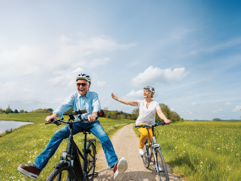 Senioren op de fiets aan het genieten van het landschap