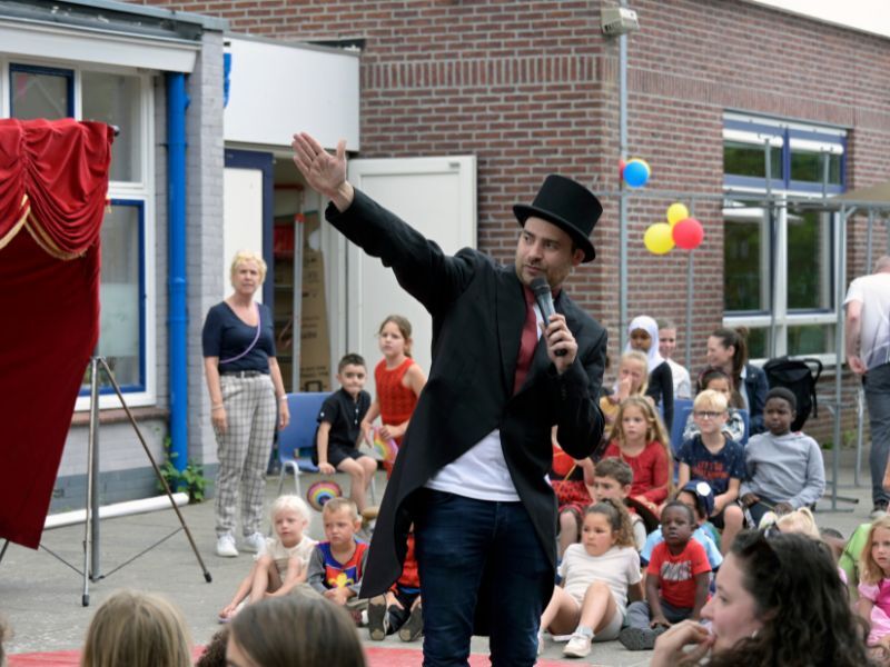 Directeur Michel Rook van De Duykeldam in Swifterbant tijdens de festiviteiten