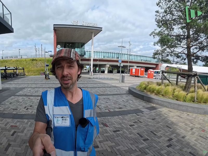 Verslaggever Jovan Avramoski op het station in Dronten op zoek naar bezoekers van Defqon.1