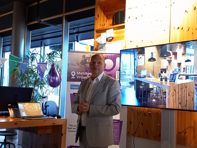Wethouder Peter Duvekot van de gemeente Dronten bij opening van vernieuwde website van Matchpoint vrijwilligerswerk