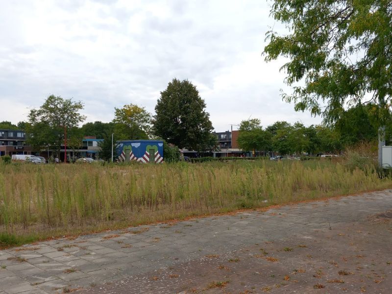 Het braakliggende Koetshuis-terrein in Biddinghuizen