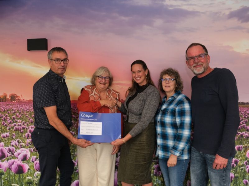 Stichting Sociaal Domein ontvangt cheque van 10.000 euro van Rabobankfonds