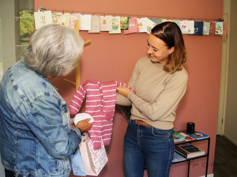 Breigroep maakt babykleertjes voor ouders met een krap budget