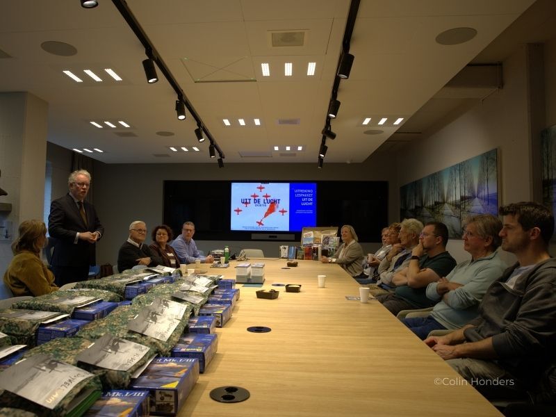 Uitreiking lespakket nav vliegtuigberging in Van Veldhuizenbos