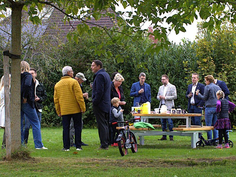 Onthulling eerste ronde tafel in Biddinghuizen in het Wingerdpark