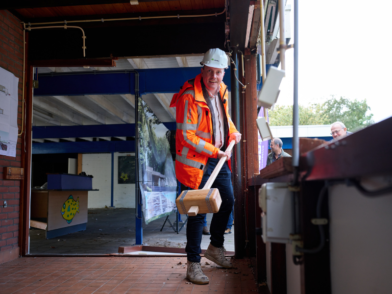 Renovatie zwembad De Abelen van start met sloop van muur