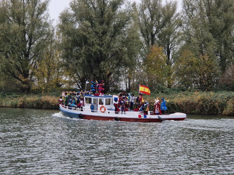Sint en zijn pieten op de boot