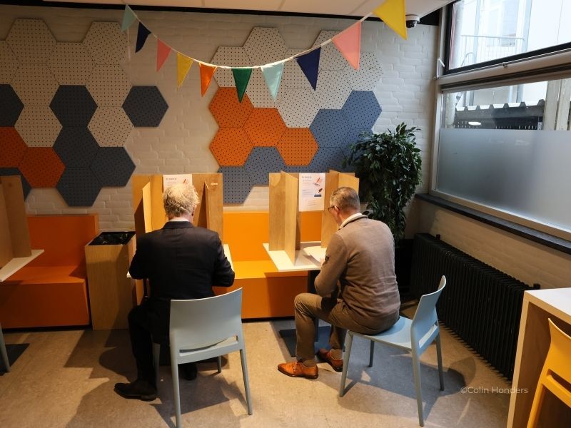 Burgemeester Gebben en directeur Zoet stemmen