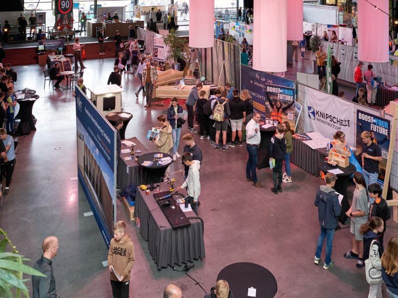 Bedrijvenmarkt in De Meerpaal brengt jongeren en bedrijven samen