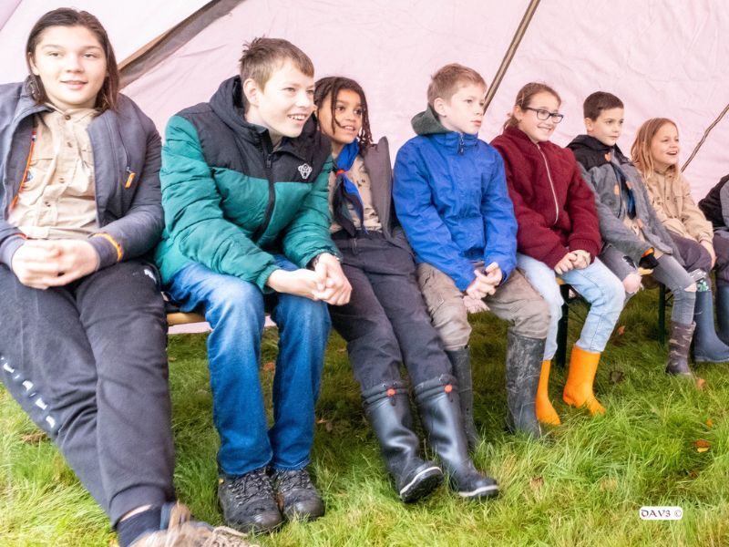 Scouts van de Osbourne groep aan het werk tijdens natuurwerkdag