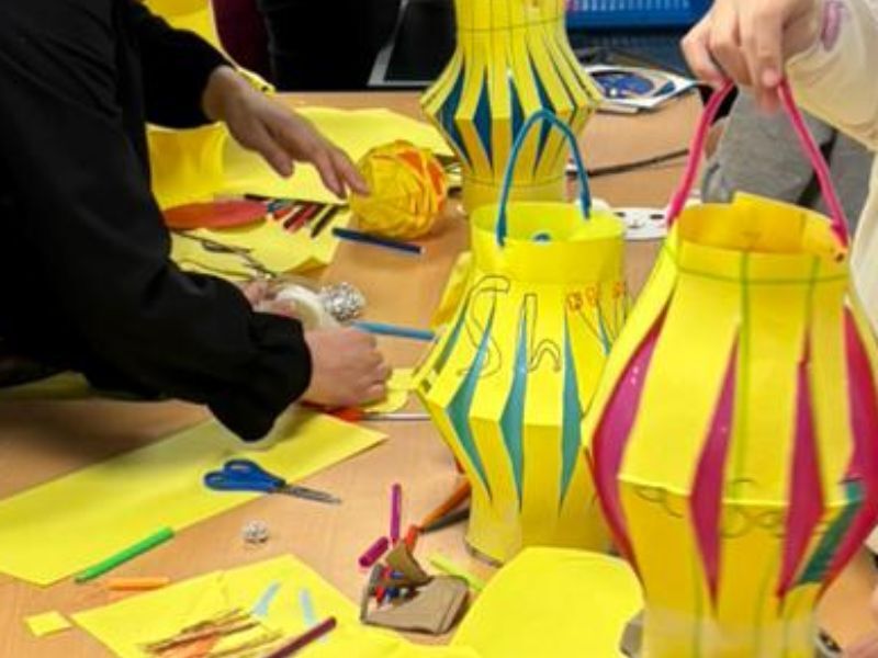 lampionnen worden gemaakt