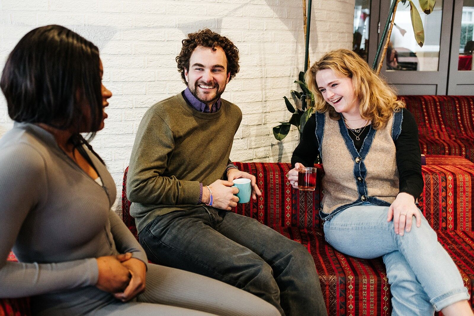 Mensen die met elkaar in gesprek zijn