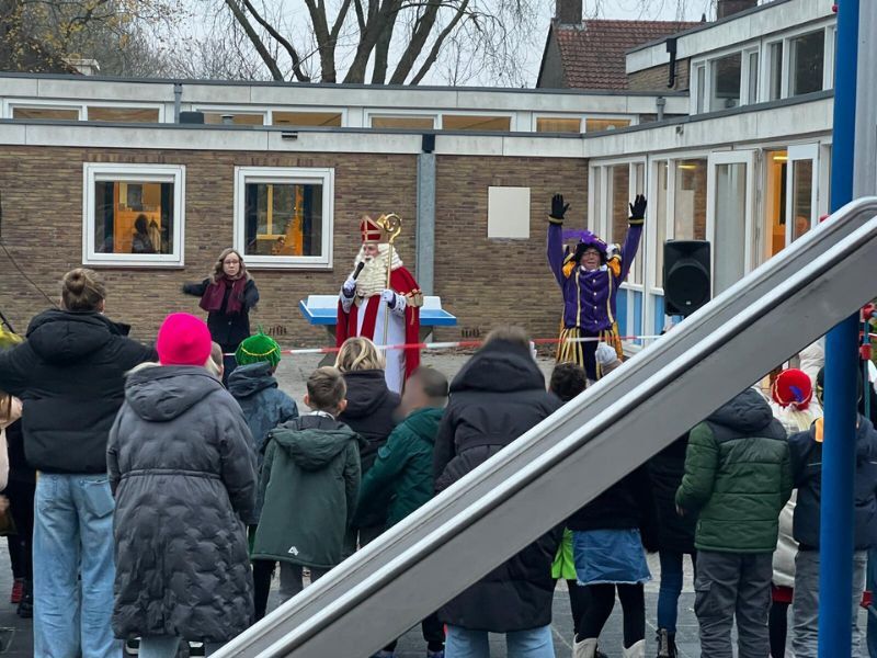 Sinterklaas op het schoolplein in Swifterbant