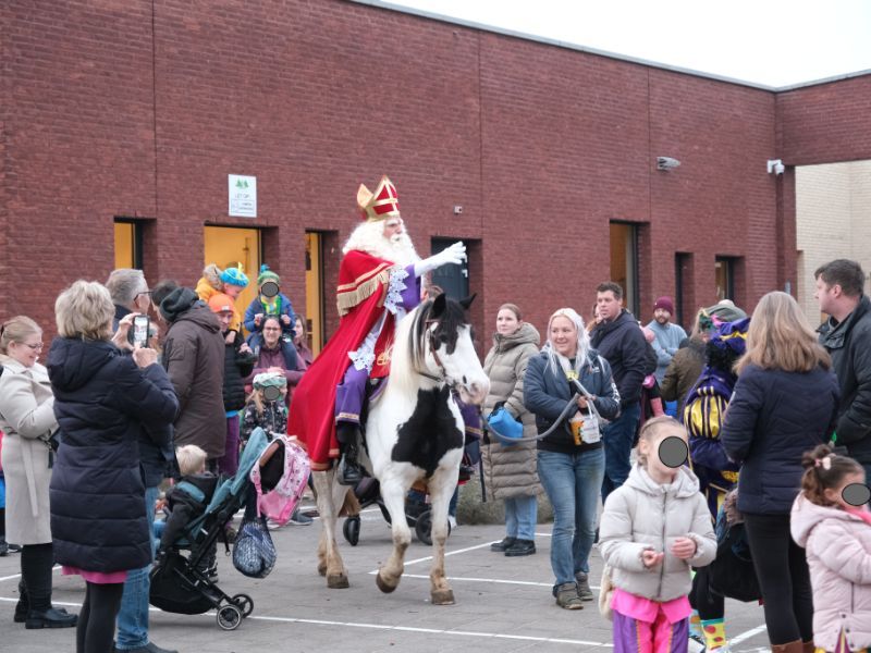 Sinterklaas en zijn pieten bezoekt de basisscholen (met video)