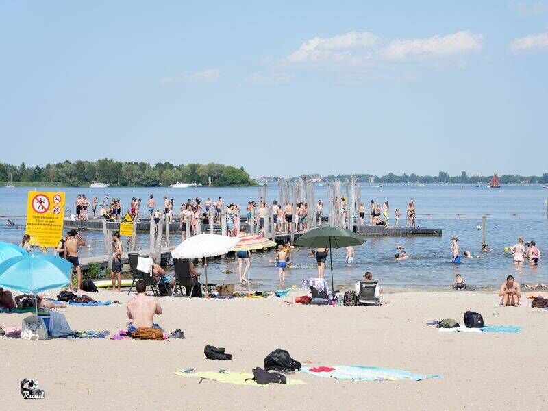 mensen aan het genieten op het strand