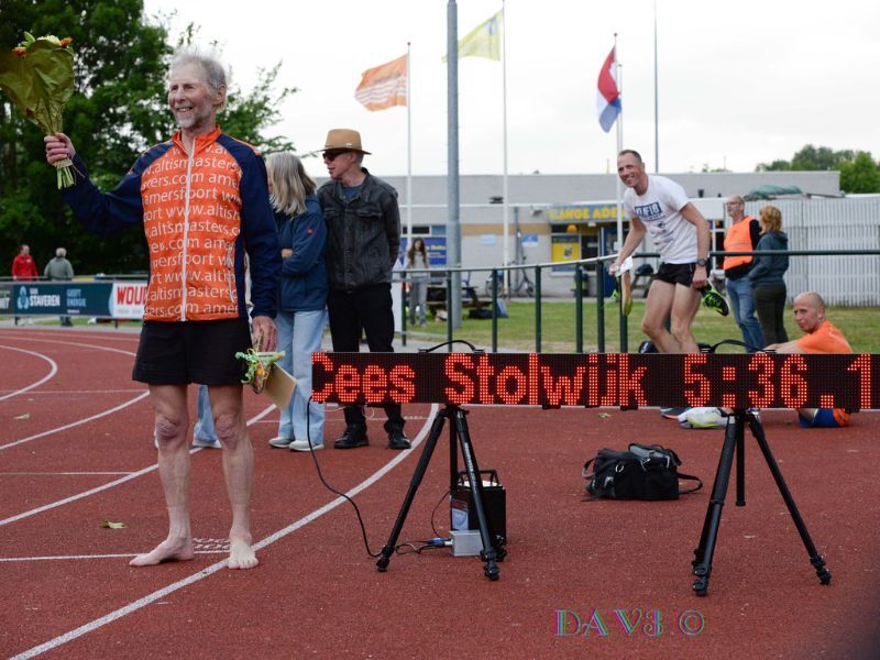 Atleet Cees Stolwijk (75) verbreekt wereldrecord Engelse mijl in Dronten