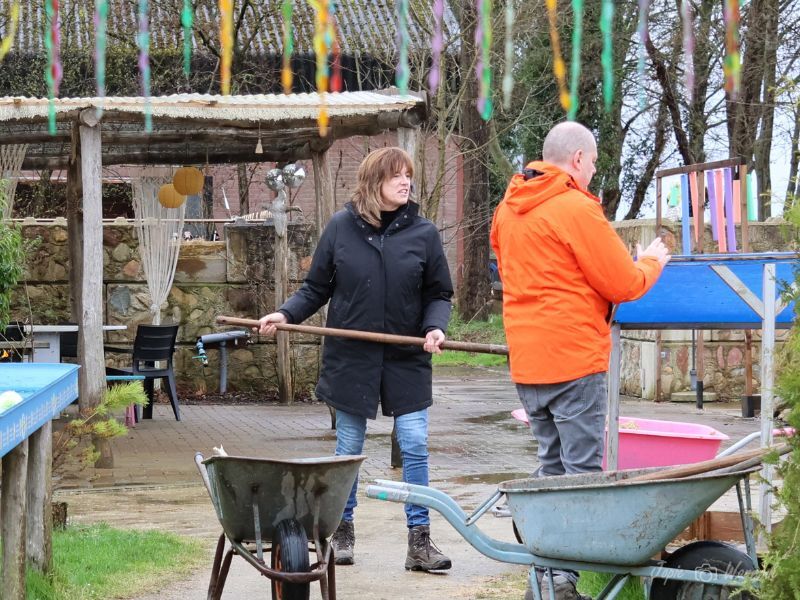 Wethouder Duvekot aan het werk bij de beleeftuin Drakensteyn