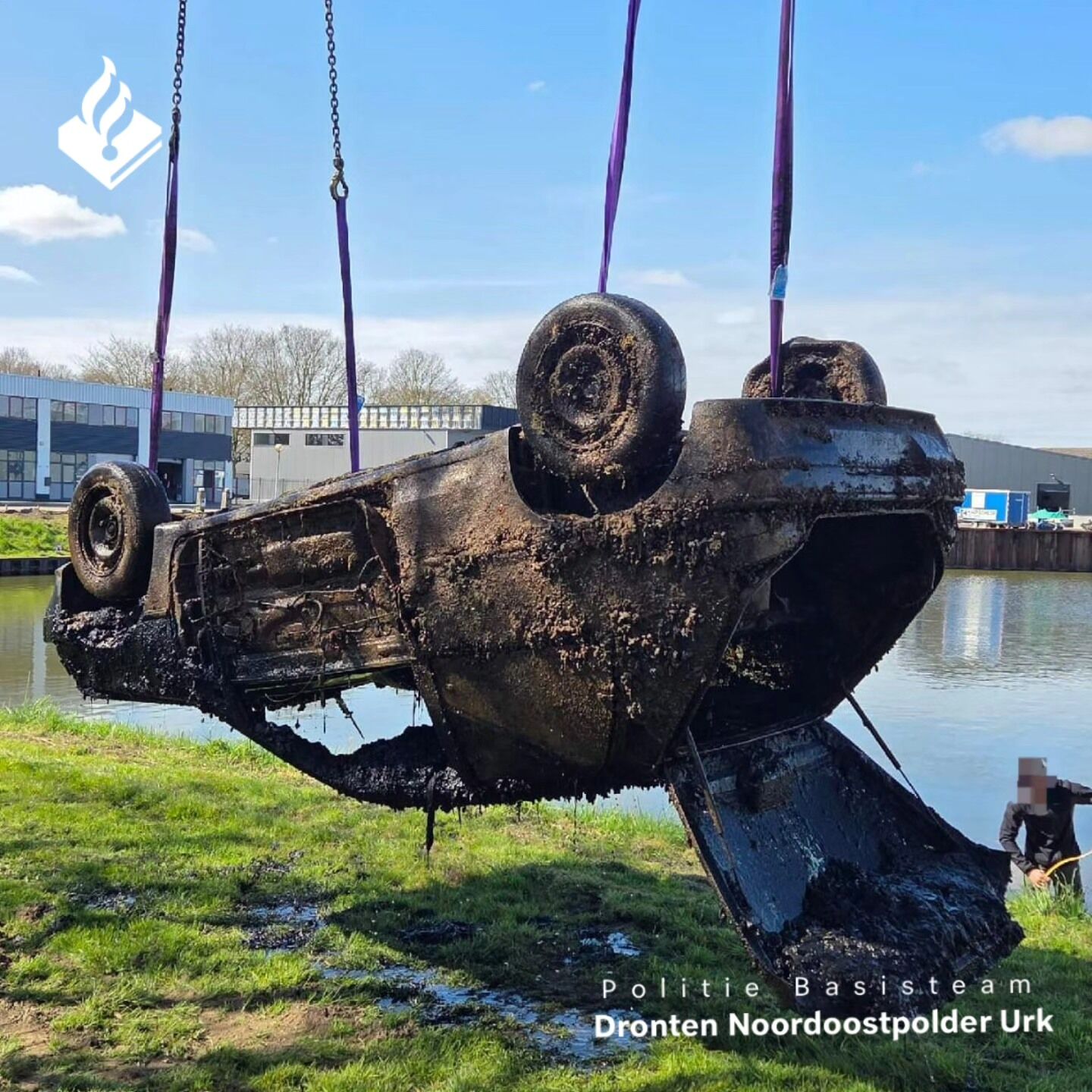Politie takelt auto uit het water aan de Handelsweg-Noord, geen inzittenden