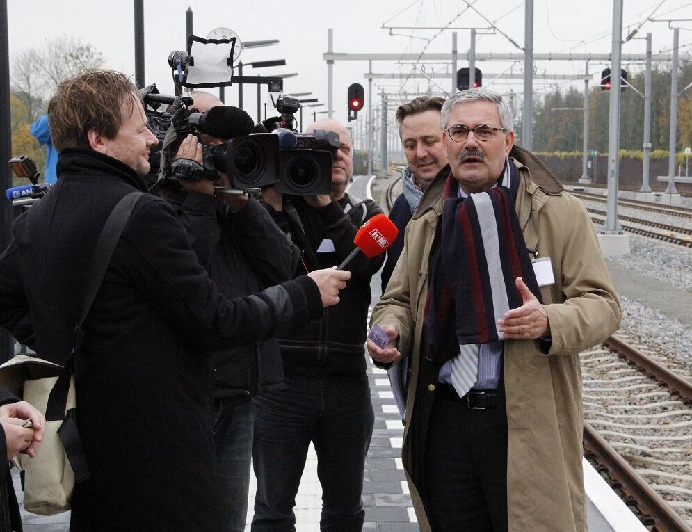 Toenmalig burgemeester Aat de Jonge bij de opening van de Hanzelijn in 2012. 