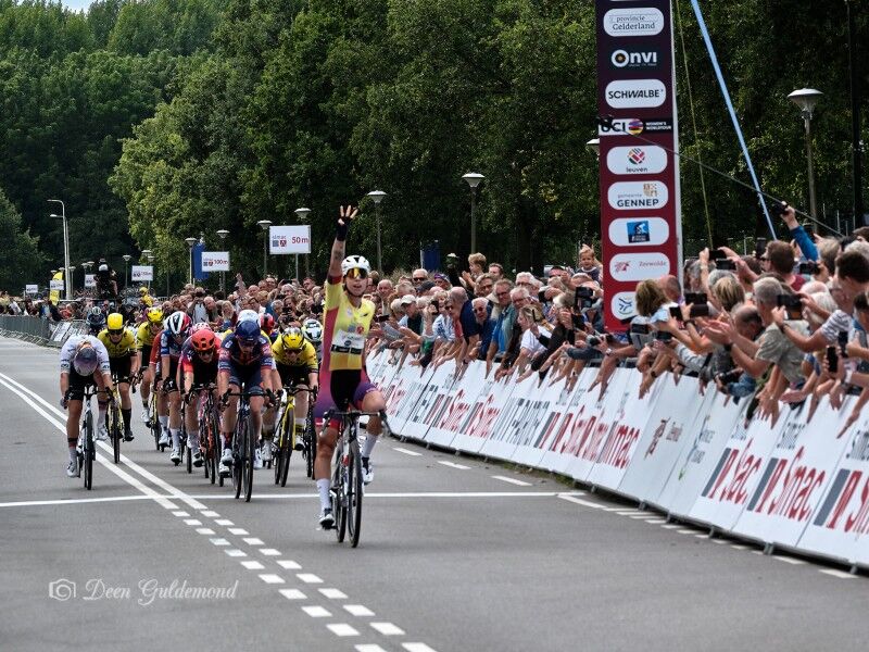 Lorena Wiebes wint van de wind en van de rest in de Simac Ladies Tour