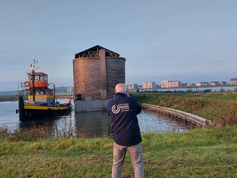 Een fotograaf van lokale omroep Zeewolde, die de ark fotografeert