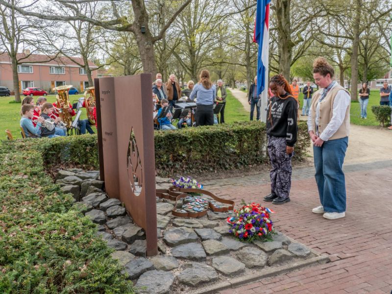 Indrukwekkende kinderdodenherdenking in Swifterbant
