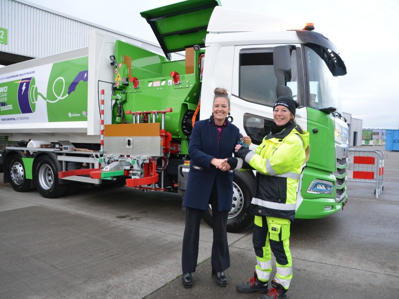Eerste elektrische vrachtwagen in gebruik bij afvalinzameling Dronten