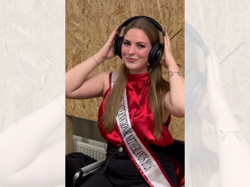 Joni van Witteloostuijn in de studio van de Lokale Omroep Dronten