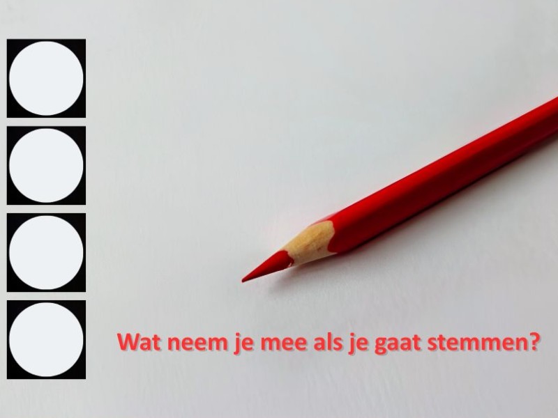 Een potlood en leeg kiesvel met de tekst wat neem je mee als je gaat stemmen