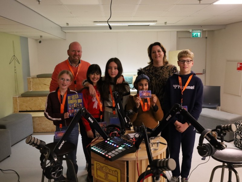 Hert team van de kinderpodcast, met kinderrechter Tessa Dopheide en Nick van der Land.