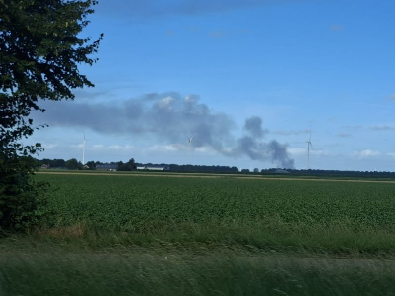 Rookwolk van zeer grote brand in Lelystad zichtbaar in hele regio