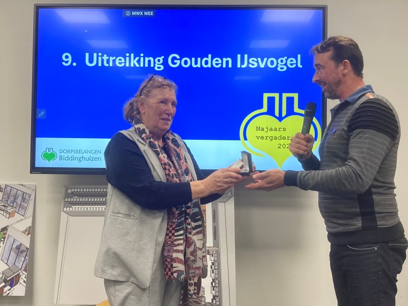 Uitreiking gouden ijsvogel aan Janny van den Bos