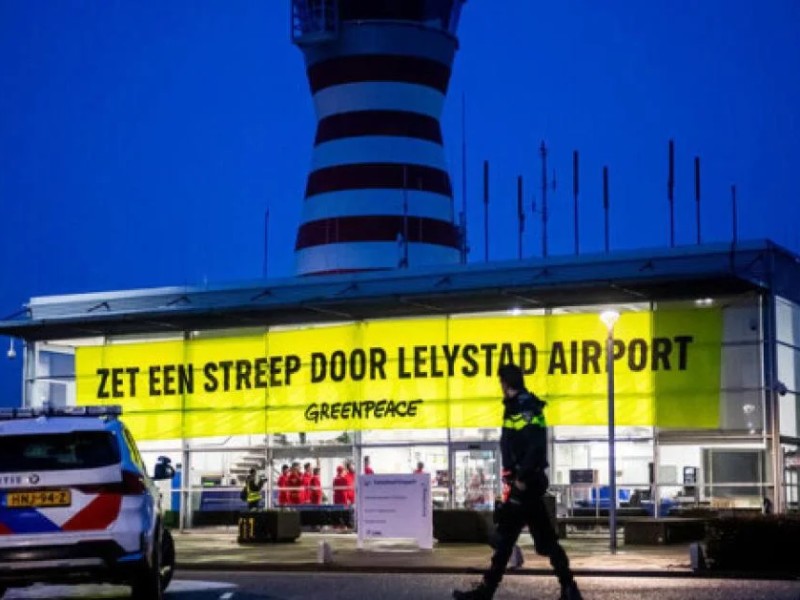 Greenpeace bezet Lelystad Airport uit protest tegen chartervluchten