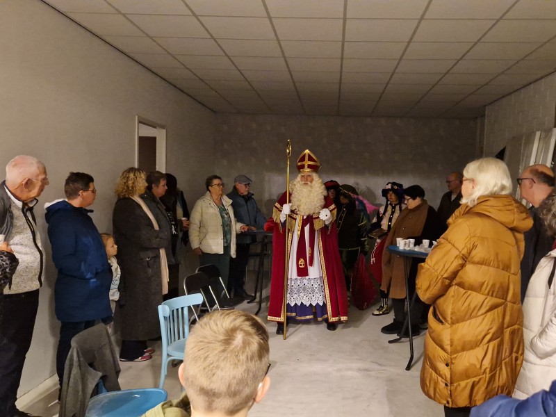 Sinterklaas bezoekt vrijwilligers bij verbouwing Inloophuis Biddinghuizen