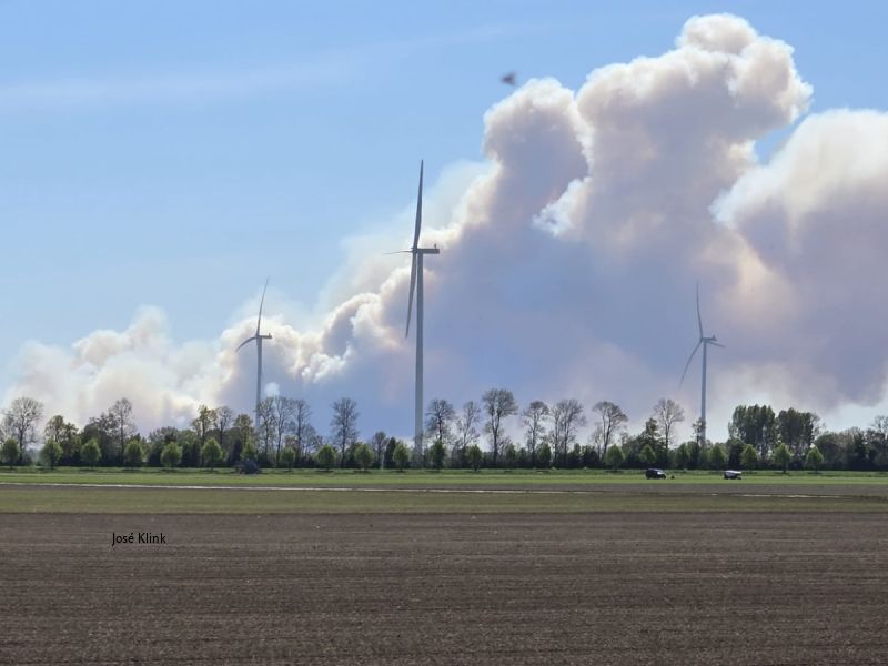 Natuurbrand uitgebroken bij ’t Harde, rook ook in regio zichtbaar