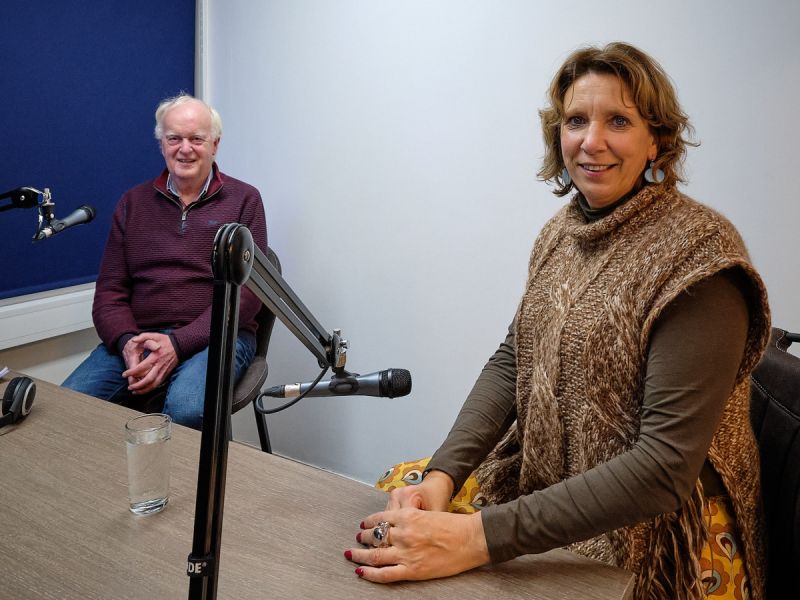 Helma Lodders in de studio van Lokale Omroep Zeewolde
