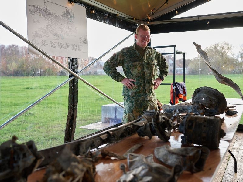 Onderdelen van opgegraven bommenwerper in het Van veldhuizenbos in Dronten