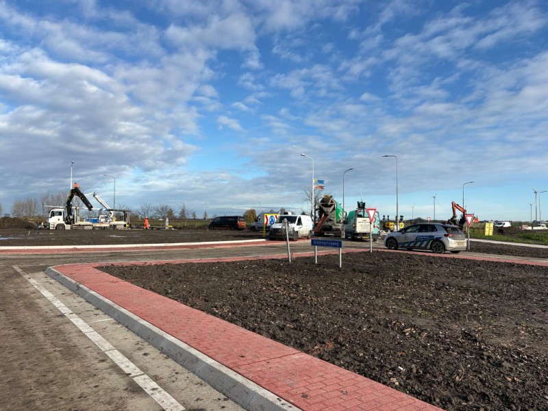 Nieuwe rotonde Biddingringweg-Elburgerweg open voor verkeer