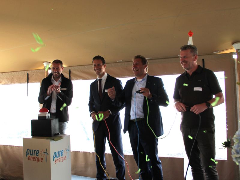 Enorme batterij in gebruik genomen in buitengebied voor opslag elektriciteit uit windmolens