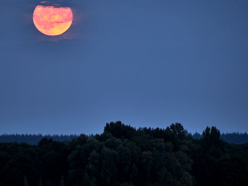 Waarom de maan soms rood of opvallend groot lijkt