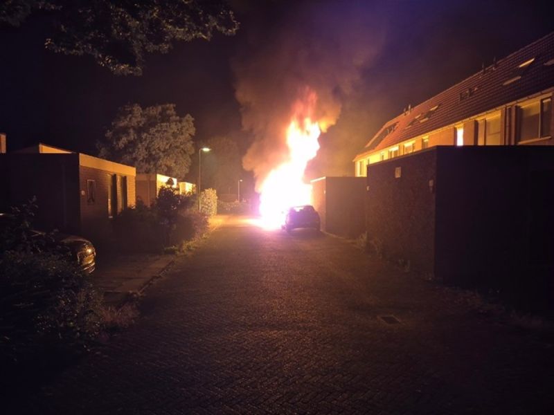 Auto’s zwaar beschadigd bij brand Mergelland, politie zoekt twee mannen